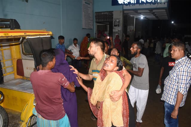 যশোরে বাসের ধাক্কায় ইজিবাইকের ৬ যাত্রী নিহত, আহত ৩