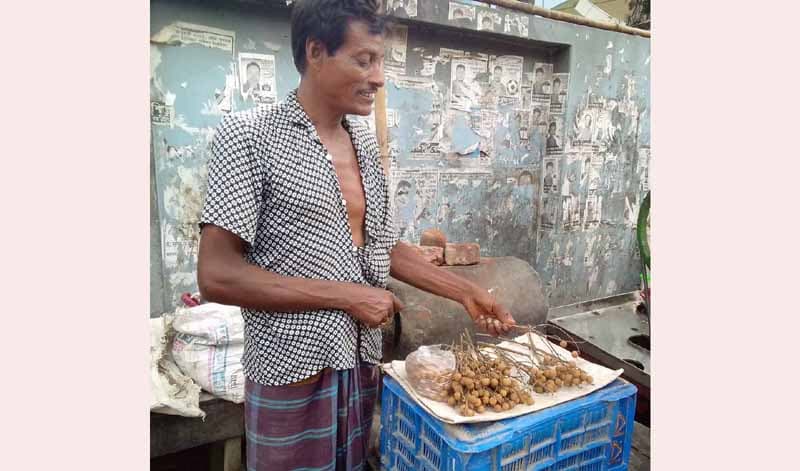 আশফলে ভরে উঠেছে আশাশুনির হাটবাজার