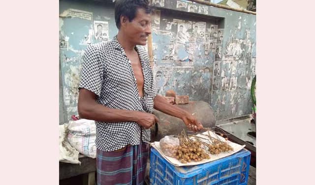 আশফলে ভরে উঠেছে আশাশুনির হাটবাজার