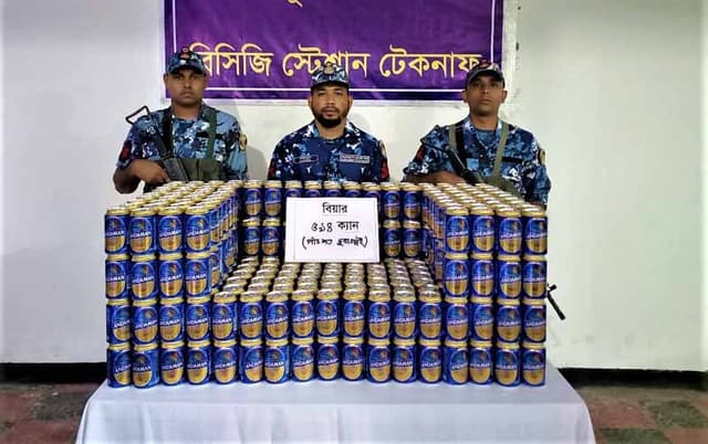 টেকনাফে কোস্ট গার্ডের অভিযানে  ৫৯৪ ক্যান বিয়ার জব্দ