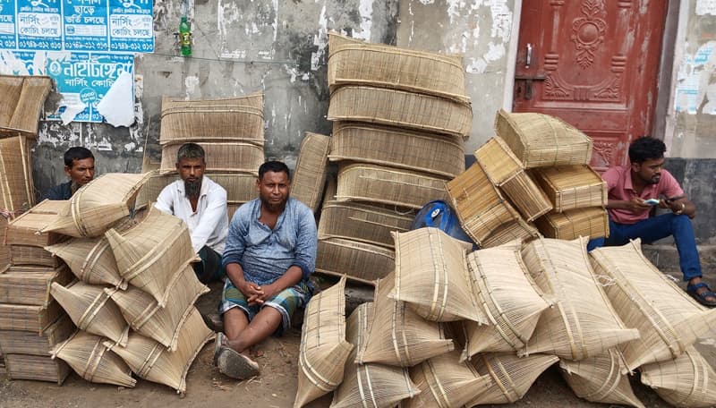 পাঁচবিবিতে জমে ওঠেনি মাছ ধরার দেশিয় ফাঁদ ও যন্ত্রের বাজার