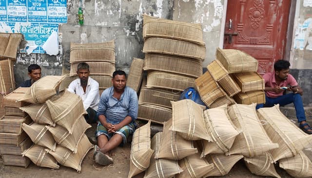 পাঁচবিবিতে জমে ওঠেনি মাছ ধরার দেশিয় ফাঁদ ও যন্ত্রের বাজার