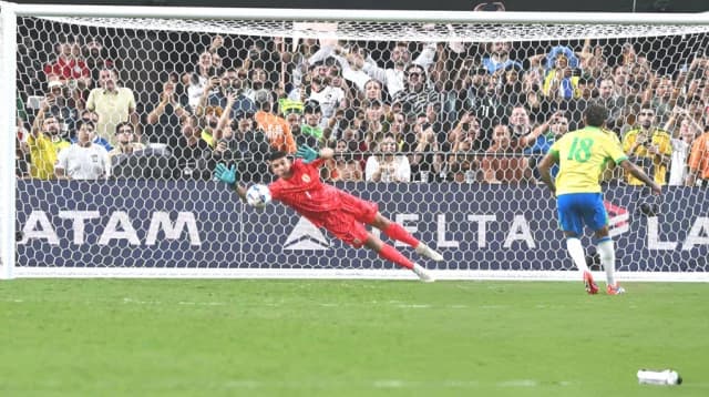 টাইব্রেকারে ব্রাজিলকে হারিয়ে সেমিফাইনালে উরুগুয়ে