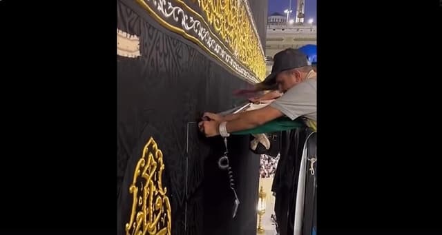 নতুন গিলাফে জড়ানো হল মক্কায় পবিত্র কাবা