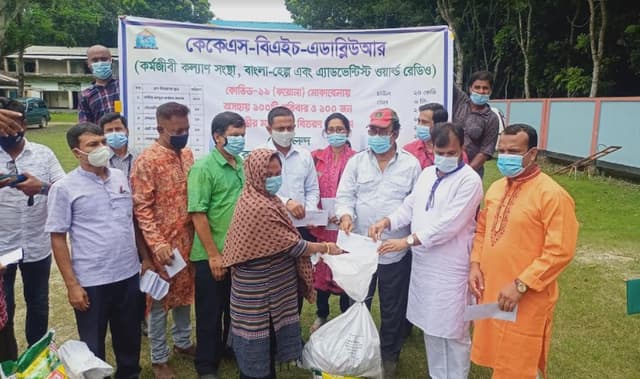 দৌলতদিয়ায় প্রতিবন্ধী ও যৌনকর্মীদের খাদ্য সামগ্রী বিতরণ