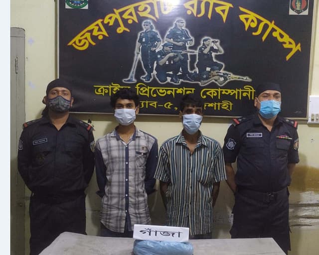 ধামইরহাটে র‌্যাবের অভিযানে ০২ জন মাদক ব্যবসায়ী গ্রেফতার