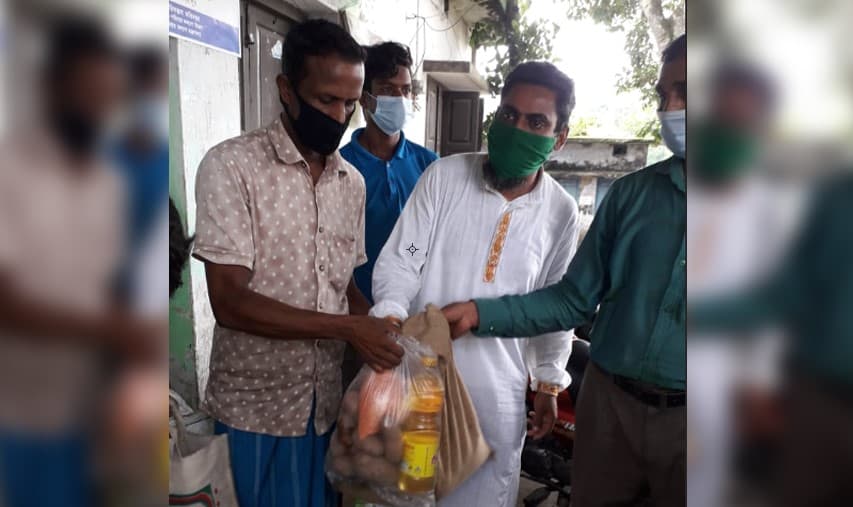 কালকিনিতে ভ্যান ও ইজিবাইক চালকদের মাঝে ত্রান বিতরন