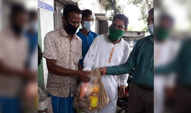 কালকিনিতে ভ্যান ও ইজিবাইক চালকদের মাঝে ত্রান বিতরন