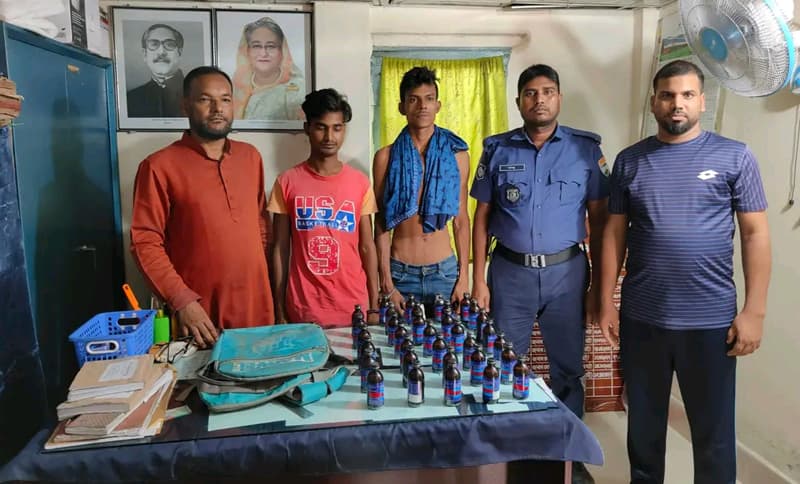 হিলিতে ফেয়ারডিল ৩৪ বোতলসহ ২ যুবক আটক
