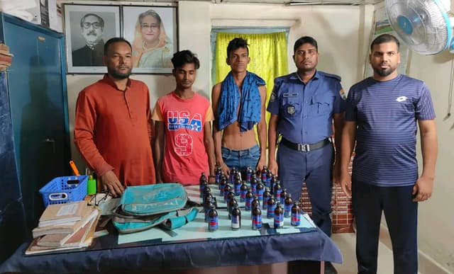 হিলিতে ফেয়ারডিল ৩৪ বোতলসহ ২ যুবক আটক