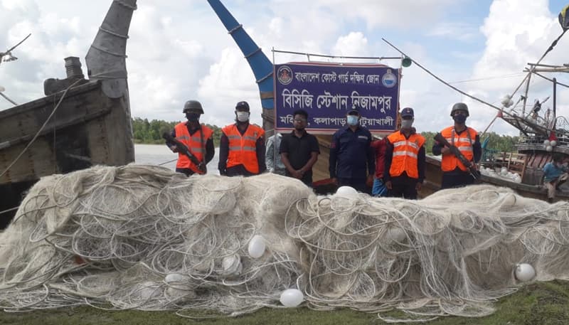 সমুদ্রে দু’টি মাছধরা ট্রলারসহ ২৩ জেলে আটক