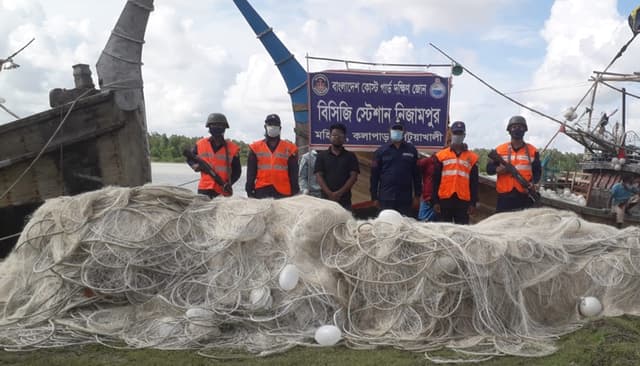 সমুদ্রে দু’টি মাছধরা ট্রলারসহ ২৩ জেলে আটক