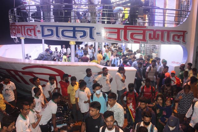 বরিশাল নদীবন্দরে ঘরমুখো যাত্রীদের উপচে পড়া ভিড়