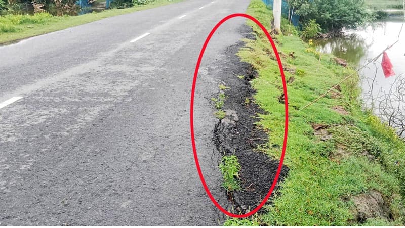 আশাশুনি-সাতক্ষীরা মেইন সড়কের বড় ফাটল, দ্রুত সংস্কারের দাবি