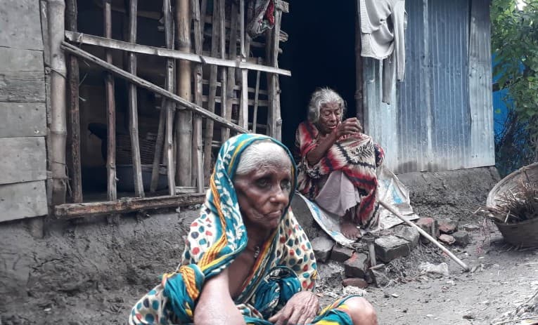 প্রতারক চক্রের খপ্পরে ভাগ্যে জোটেনি ভাতার টাকা