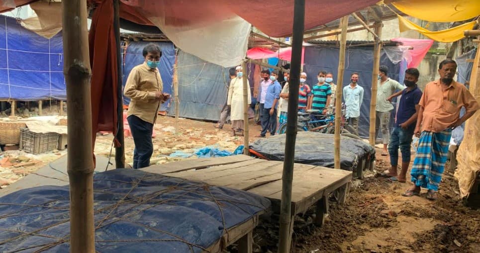 দেবীদ্বারে কঠোর লকডাউনে ব্যবসা প্রতিষ্ঠানে জুতা চুরি