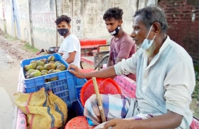 ক্রেতা সংকটে হাঁড়িভাঙা আম নিয়ে বিপাকে ব্যবসায়ীরা