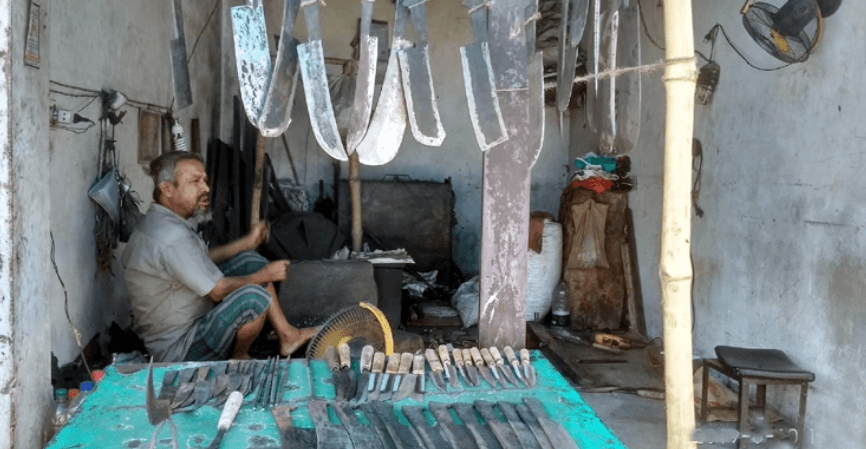 জমে উঠেছে দা, ছুরি ও বটি-চাপাতির বাজার