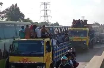 টাঙ্গাইল মহাসড়কে ৩০ কিলোমিটারজুড়ে থেমে থেমে চলছে গাড়ি