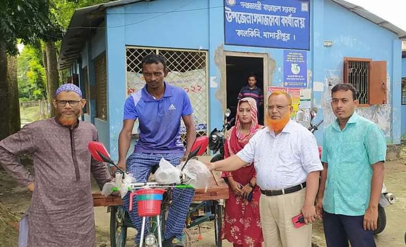 কালকিনিতে ভ্যান পেয়ে খুশি অসহায় সোহাগের পরিবার