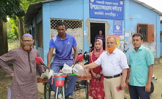কালকিনিতে ভ্যান পেয়ে খুশি অসহায় সোহাগের পরিবার