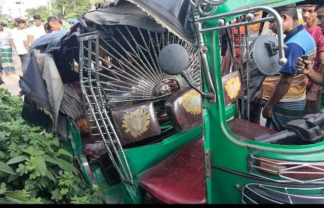 নেত্রকোনায় বাস-সিএনজি সংঘর্ষে পিতা-পুত্র নিহত, স্ত্রী-সন্তানসহ আহত ৫