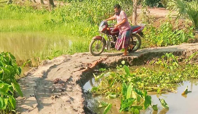 কাউখালীতে কালভার্ট ভেঙ্গে ফেলায় দুর্ভোগে এলাকাবাসী