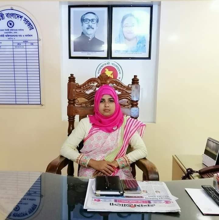 করোনায় মারা যাওয়া নারীর গোসল করালেন ইউএনও
