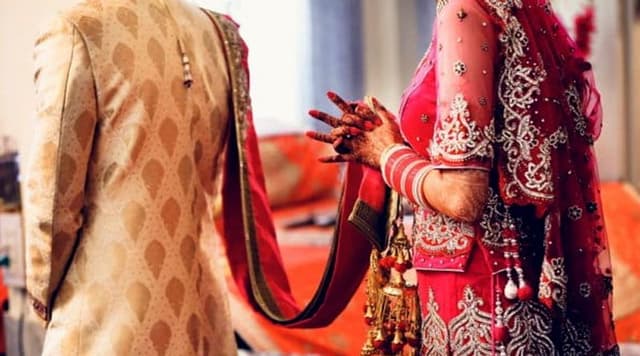 পাত্রের গায়ের রং কালো! দু’পাক ঘুরে বিয়ে ভাঙলেন কনে