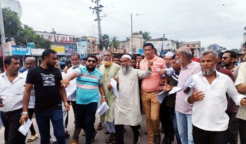 পদযাত্রা সফল করতে নোয়াখালীতে বিএনপির লিফলেট বিতরণ