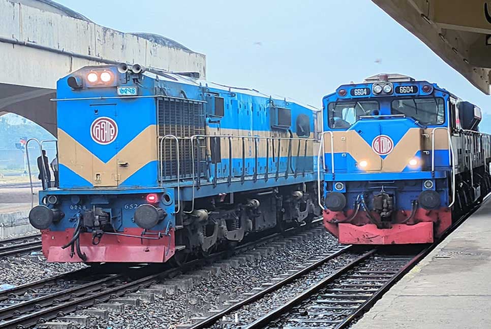 রেললাইন অবরোধ, ঢাকা থেকে সারাদেশে ট্রেন চলাচল বন্ধ