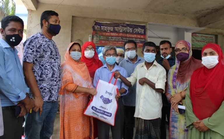 দেবীদ্বারে কর্মহীন ও অসহায় ৫০০ পরিবারের খাদ্যসামগ্রী বিতরণ