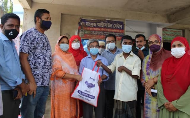দেবীদ্বারে কর্মহীন ও অসহায় ৫০০ পরিবারের খাদ্যসামগ্রী বিতরণ