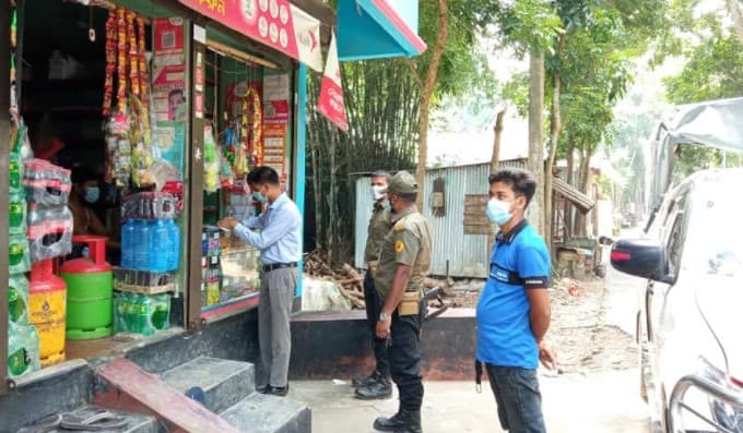 লকডাউন না মানায় গোয়ালন্দে ১১ জনকে জরিমানা