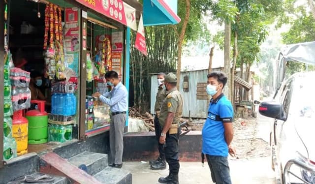 লকডাউন না মানায় গোয়ালন্দে ১১ জনকে জরিমানা