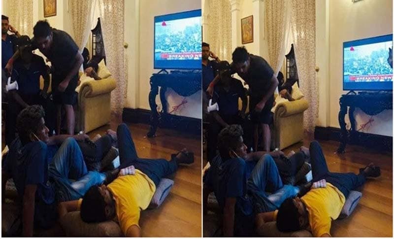 নিজেদের বিক্ষোভের লাইভ দেখছেন প্রেসিডেন্ট প্রাসাদে