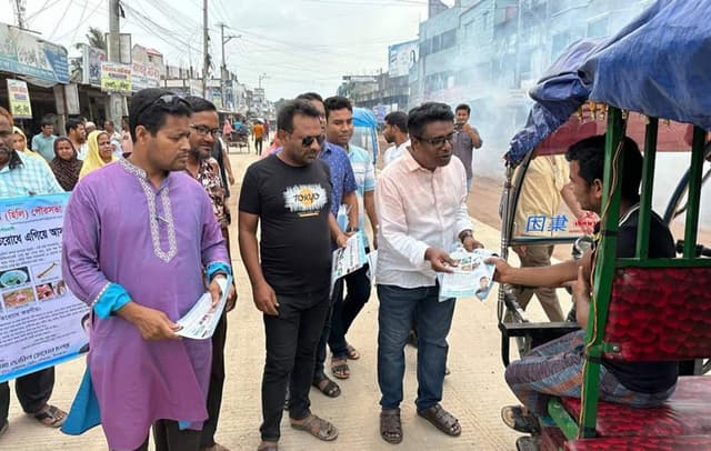 ডেঙ্গু প্রতিরোধে হিলিতে লিফলেট বিতরণ