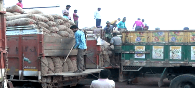 হিলি স্থলবন্দর দিয়ে একদিনে এলো ১৪ ট্রাকে ৪০৭ মেট্রিক টন পেঁয়াজ