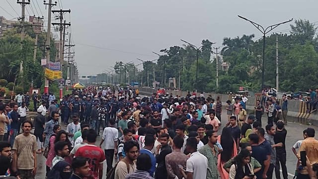 পুলিশি বাধা উপেক্ষা করে ঢাকা-আরিচা মহাসড়কে জাবি শিক্ষার্থীদের অবস্থান