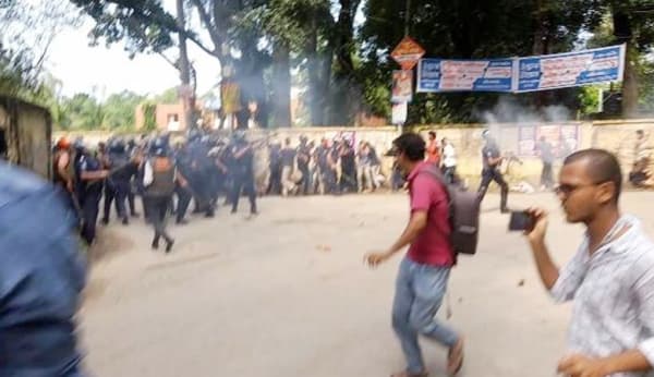 কুবি শিক্ষার্থীদের সঙ্গে পুলিশের ধাওয়া-পাল্টাধাওয়া, আহত ৫