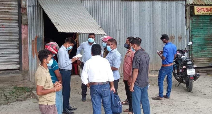 বিধিনিষেধ না মানায় গোয়ালন্দে ১৮ জনকে জরিমানা