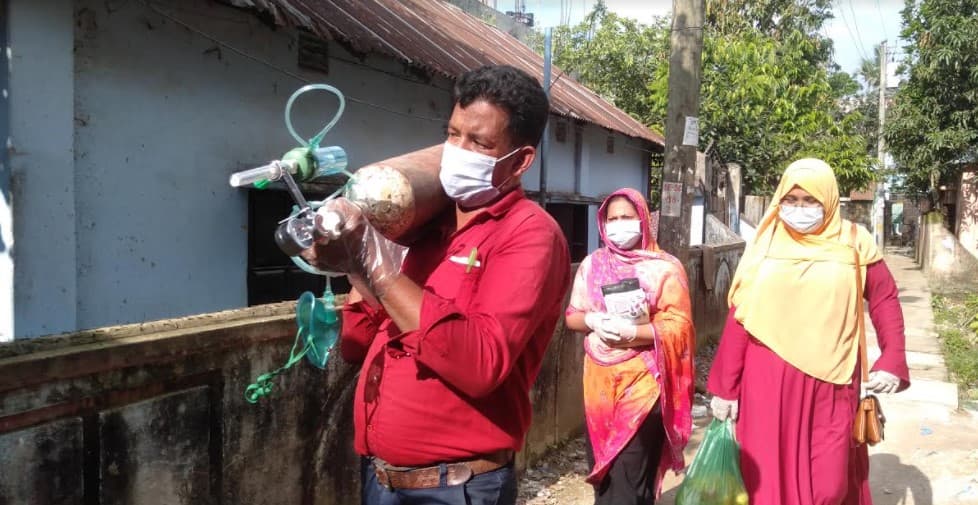 দেবীদ্বারে করোনা আক্রান্ত রোগীকে জরুরী অক্সিজেন সেবা