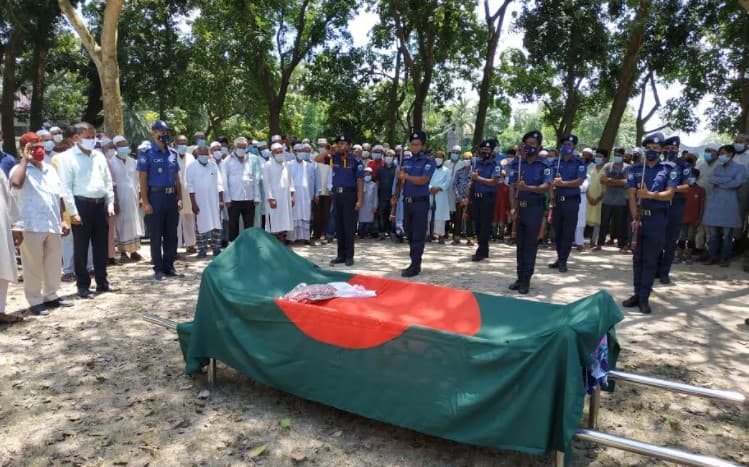 নওগাঁয় রাষ্ট্রীয় মর্যাদায় যোদ্ধাহত মুক্তিযোদ্ধা’র দাফন
