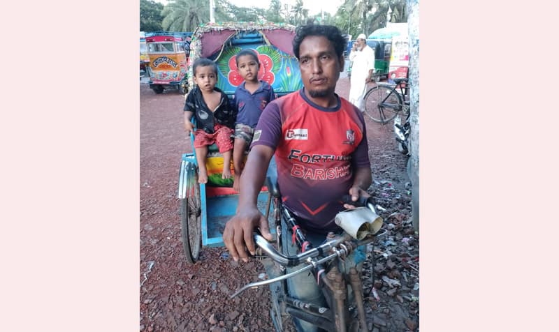 মা হারা শিশু সন্তানদের ঘরে তালাবদ্ধ করে উপার্জনে ছুটেন অসহায় পিতা