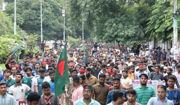 কোটা: জলাবদ্ধতা উপক্ষে করে শাহবাগে আন্দোলনকারীরা