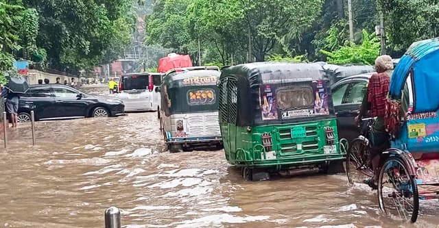 ঢাকার ২৩ সড়ক ডুবে বিকল যানবাহন, তীব্র ভোগান্তিতে নগরবাসী