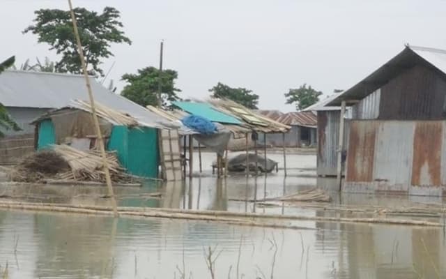 সিরাজগঞ্জে বন্যা পরিস্থিতির আরও অবনতি, পানিবন্দি লাখো মানুষ