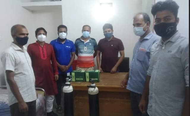 ব্লাড ডোনার ক্লাবকে বন্ধু '৯৬ এর অক্সিজেন সিলিন্ডার উপহার
