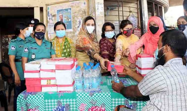 বরিশালে সুবিধা বঞ্চিতদের মাঝে খাদ্য বিতরণ পুনাকের