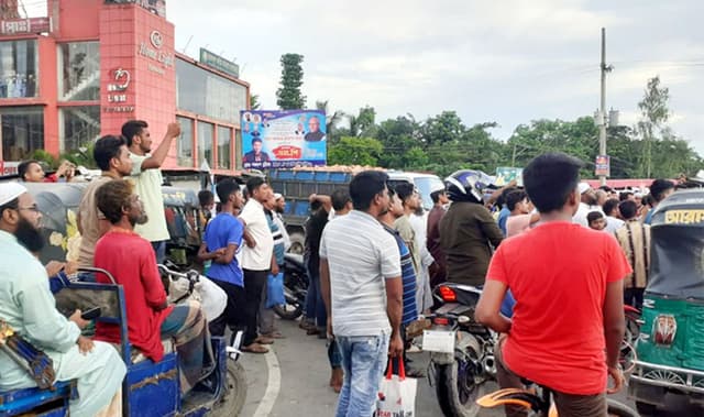 নোয়াখালীতে ইশরাকের গাড়ি বহরে হামলা, মোটরসাইকেলে অগ্নিসংযোগ